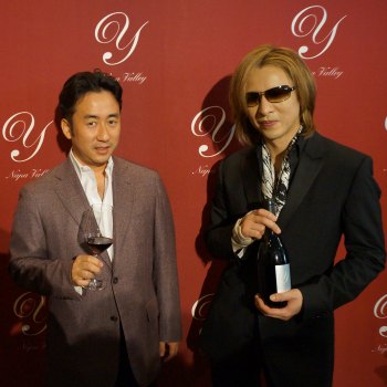 Yoshiki�ƋL�O�B�e���镾�Б�\����